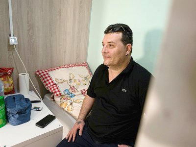 Harry Kajevic dans sa "chambre" illégale à Barcelone, le 22 février 2019 - Josep LAGO [AFP]