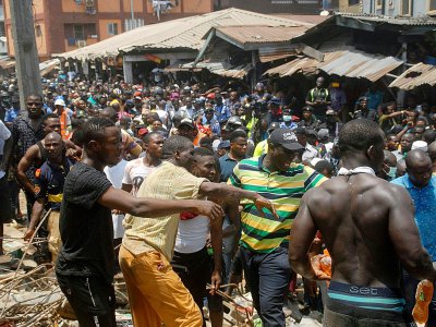 Des secouristes en action sur le site de l'immeuble effondré le 13 mars 2019 à Lagos - SEGUN OGUNFEYITIMI [AFP]