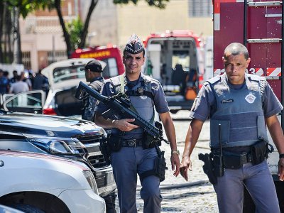 Des policiers envoyés à l'école de Suzano, près de Sao Paulo, où dix personnes ont péri le 13 mars 2019. - NELSON ALMEIDA [AFP]