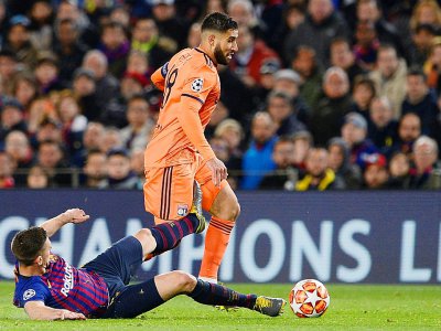 Le meneur de jeu de Lyon Nabil Fekir bien impuissant sur le terrain du Barça en 8es de finale de la Ligue des champions, le 13 mars 2019 au Camp Nou - Josep LAGO [AFP]
