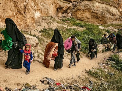Des femmes et des enfants quittant le dernier réduit du groupe jihadiste Etat islamique à Baghouz dans l'est de la Syrie, le 14 mars 2019 - Delil souleiman [AFP]