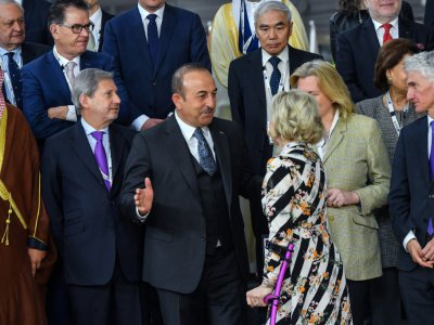 Le ministre turc des Affaires étrangères Mevlut Cavusoglu (C) au milieu d'autres dirigeants internationaux lors d'une réunion sur la Syrie, le 14 mars 2019 à Bruxelles - EMMANUEL DUNAND [AFP]
