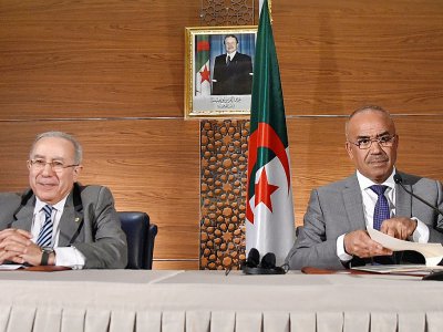 Le Premier ministre Noureddine Bedoui (d) et  son vice-Premier ministre Ramtane Lamamra, lors d'une conférence de presse le 14 mars 2019 à Alger - RYAD KRAMDI [AFP]