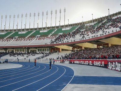 Le Stade du 5-Juillet, qui accueille le derby algérois entre les deux  clubs rivaux de la capitale, est largement vide le 14 mars 2019 - RYAD KRAMDI [AFP]