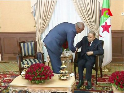 Le président Abdelaziz Bouteflika (d) serre la main de son nouveau Premier ministre, Nourredine Bedoui, sur des images diffusées le 11 mars 2019 par la télévision Canal Algérie - - [CANAL ALGERIE/AFP]