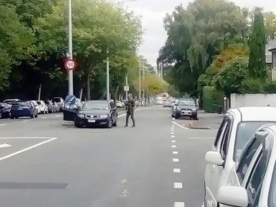 Un policier surveille une rue près de la mosquée où s'est produit une fusillade, le 15 mars 2019 à Christchurch - Pete MARSDEN [AFP]