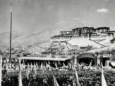 Des Tibétains rassemblés devant le Potala, le 10 mars 1959 à Lhassa - [AFP/Archives]