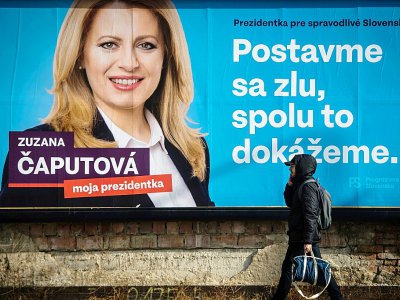 Le portrait de la candidate à la présidentielle Zuzana Caputova sur une affiche électorale dans une rue de Bratislava, le 13 mars 2019 en Slovaquie - VLADIMIR SIMICEK [AFP]