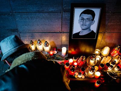 Des bougies devant une photo du journaliste assassiné Jan Kuciak, le 26 février 2018 à Bratislava, en Slovaquie - VLADIMIR SIMICEK [AFP/Archives]