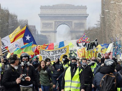 Manifestants "gilets jaunes" le 16 mars 2019 sur les Champs-Elysées - Thomas SAMSON [AFP]