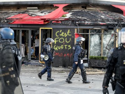 Le Fouquets', restaurant huppé, a été pris pour cible lors de la manifestation des "gilets jaunes", le 16 mars 2019 à Paris - Geoffroy VAN DER HASSELT [AFP]