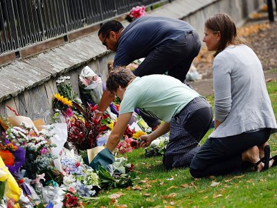 Des gerbes de fleurs en hommage aux victimes du carnage dans deux mosqués de Christchurch, le 16 mars 2019 en Nouvelle-Zélande - TESSA BURROWS [AFP]