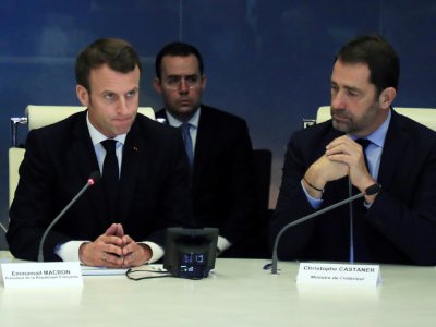 Emmanuel Macron (G) présidant une réunion de crise avec le ministre de l'Intérieur Christophe Castaner (D), au ministère de l'Intérieur à Paris, le 16 mars 2019 - Christophe Petit-Tesson [POOL/AFP]