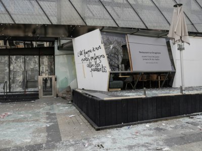 "Le Drugstore" sur les Champs-Elysées dévasté pendant la manifestation des gilets jaunes, à Paris le 16 mars 2019 - Geoffroy VAN DER HASSELT [AFP]