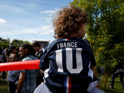 Un enfant portant un maillot de l'équipe de France de football lors de la coupe du Monde à Noisy-le-Grand le 21 juin 2018 - GEOFFROY VAN DER HASSELT [AFP/Archives]