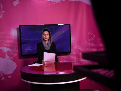 La présentatrice afghane Diba Akbari lors du JT de la chaîne Zan TV, le 18 février 2019 à Kaboul - WAKIL KOHSAR [AFP]