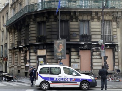 Une agence bancaire incendiée aux Champs-Elysées lors de la manifestation des "gilets jaunes" le 16 mars 2019 - Geoffroy VAN DER HASSELT [AFP]