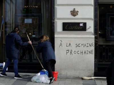 Tag sur la joaillerie Cartier aux Champs-Elysées le 17 mars 2019, au lendemain de la manifestation des "gilets jaunes" - Geoffroy VAN DER HASSELT [AFP]