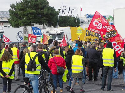 Gilets jaunes et militants CGT mêlés à Perpignan le 5 février 2019 - RAYMOND ROIG [AFP/Archives]