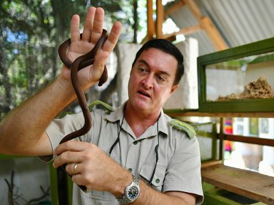 Royjan Taylor, directeur du centre Bio-ken, tient un serpent en main, le 13 février 2019 à Watamu, au Kenya - TONY KARUMBA [AFP]