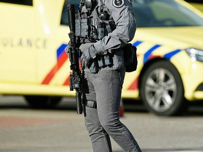 un membre des forces spéciales de la police néerlandaise patrouille lundi 18 mars 2019 près du site de la fusillade qui a fait trois morts. - JOHN THYS [AFP]