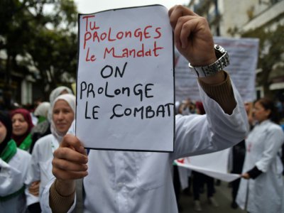 Des étudiants et personnels de santé manifestent le 19 mars 2019 à Alger contre le président Abdelaziz Bouteflika - RYAD KRAMDI [AFP]