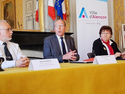 Gilbert Grinstein, Emmanuel Darcissac et Chantal Castelnot lors de la signature de convention entre police nationale et municipale à Alençon. - Eric Mas