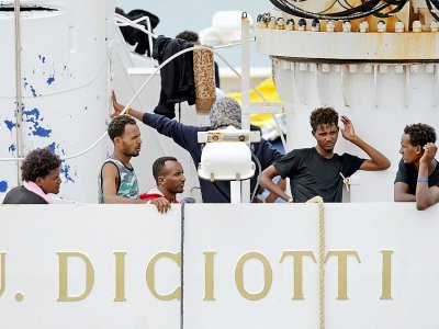 Des migrants à bord du "Diciotti" dans le port de Catane, le 23 août 2018 - Giovanni ISOLINO [AFP/Archives]