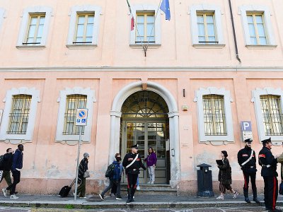 Des policiers italiens surveillent l'entrée du collège "Giovanni Vailati", le 21 mars 2019 à Crema (est de Milan) - Miguel MEDINA [AFP]