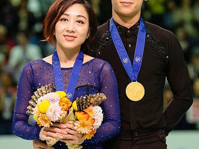Les Chinois Wenjing Sui (g) et   Cong Han posent sur le podium après avoir remporé le titre en couple aux Mondiaux de patinage artistique, le 21 mars 2019 à Saitama - Nicolas Datiche [Nicolas Datiche/AFP/Archives]