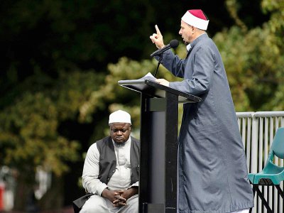 L'imam Gamal Fouda prend la parole pendant la cérémonie commémorative devant la mosquée al-Nour de Christchurch, le 22 mars 2019 - Marty MELVILLE [AFP]