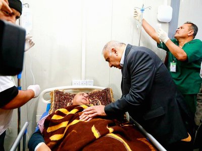 Le Premier ministre irakien Adel Abdel Mahdi rend visite à un des survivants du naufrage qui a fait 100 morts à Mossoul en Irak le 21 mars 2019. Photo distribuée par les services du Premier ministre irakien - STRINGER [IRAQI PRIME MINSTER'S OFFICE FACEBOOK PAGE/AFP]