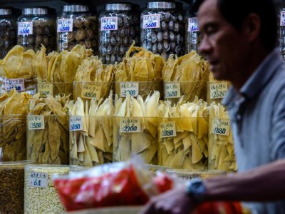 Une exposition d'ailerons de requin séchés dans un magasin de produits secs à Hong Kong, le 6 mars 2017 - Anthony WALLACE [AFP/Archives]