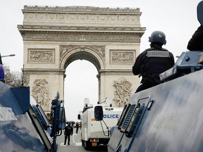 Les forces de l'ordre stationnées sur les Champs-Elysées à Paris lors d'une manifestation de "gilets jaunes", le 12 janvier 2019 - GEOFFROY VAN DER HASSELT [AFP]