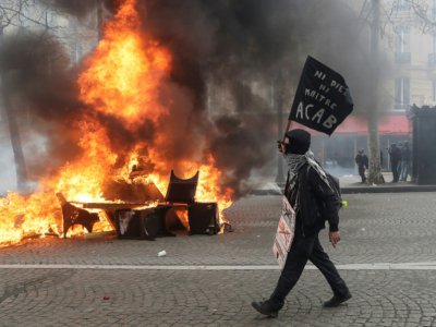 Des barricades en feu sur les Champs-Elysées lors d'une manifestation de "gilets jaunes" à Paris, le 16 mars 2019 - Thomas SAMSON [AFP/Archives]