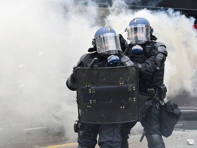 Des policiers lors d'une manifestation des "gilets jaunes" sur les Champs-Elysees à Paris le 16 mars 2019 - Alain JOCARD [AFP/Archives]