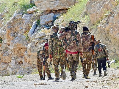 Des combattants des Forces démocratiques syriennes (FDS) en patrouille dans les environs du village syrien de Baghouz et de l'ultime réduit du groupe jihadiste Etat islamique (EI), le 20 mars 2019 - GIUSEPPE CACACE [AFP]