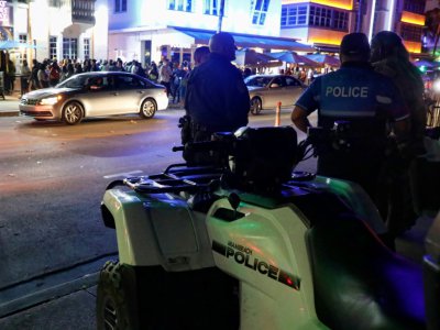 La police de Miami Beach veille sur Ocean Drive, en Floride le 22 mars 2019 - RHONA WISE [AFP]