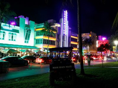Ocean Drive, à Miami Beach, regorge de bars et de boites de nuit en plein air - RHONA WISE [AFP]