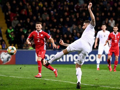 Olivier Giroud (d) marque du bout du pied son 34e but en équipe de France face à la Moldavie, en qualif pour l'Euro-2020, le 22 mars 2019 à Chisinau - FRANCK FIFE [AFP]