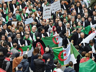 Des avocats algériens manifestent contre le président Abdelaziz Bouteflika dans la capitale Alger, le 23 mars 2019 - RYAD KRAMDI [AFP]