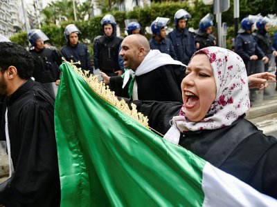 Des avocats algériens manifestent contre le président Abdelaziz Bouteflika, dans la capitale Alger, le 23 mars 2019 - RYAD KRAMDI [AFP]