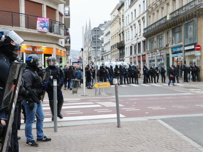 Les forces de l'ordre font barrage à l'angle de la rue du Général Leclerc et de la rue de la République. - Pierre Durand-Gratian