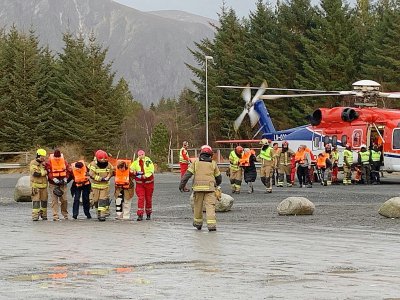 Des passagers du navire de croisière Viking Sky, victime d'une panne moteur au large de la Norvège, débarquent sur la terre ferme le 23 mars 2019 après avoir été hélitreuillés - Odd Roar Lange [NTB Scanpix/AFP]