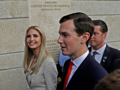 Jared Kushner (D), le conseiller et gendre de Donald Trump, accompagné de la fille du président américain, Ivanka Trump, le 14 mai 2018 lors de l'inauguration de l'ambassade américaine à Jérusalem - Menahem KAHANA [AFP/Archives]