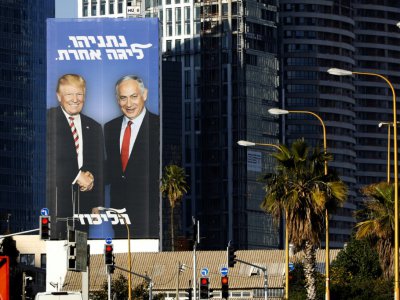 Le Premier ministre israélien Benjamin Netanyahu pose avec le président américain Donald Trump sur une affiche électorale installée près d'une autoroute dans la ville côtière israélienne de Tel-Aviv, le 3 février 2019 - JACK GUEZ [AFP]