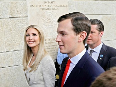 Jared Kushner (D), le conseiller et gendre de Donald Trump, accompagné de la fille du président américain, Ivanka Trump, le 14 mai 2018 lors de l'inauguration de l'ambassade américaine à Jérusalem - Menahem KAHANA [AFP/Archives]