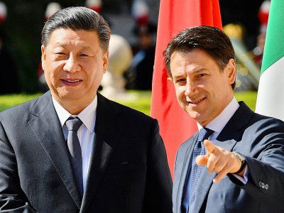 Le président chinois Xi Jinping (G) et le chef du gouvernement italien Giuseppe Conte (D), à Romme, le 23 mars 2019 - Alberto PIZZOLI [AFP/Archives]