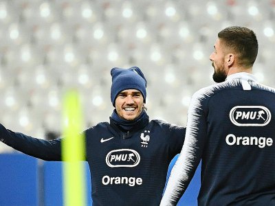 Les attaquants Antoine Griezmann (g) et Olivier Giroud à l'entraînement, le 24 mars 2019 à Saint-Denis - FRANCK FIFE [AFP]