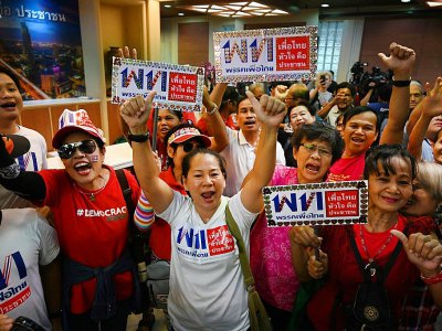 Des partisans du Pheu Thai réagissent aux premiers résultats des législatives, le 24 mars 2019 à Bangkok, en Thaïlande - Ye Aung THU [AFP]